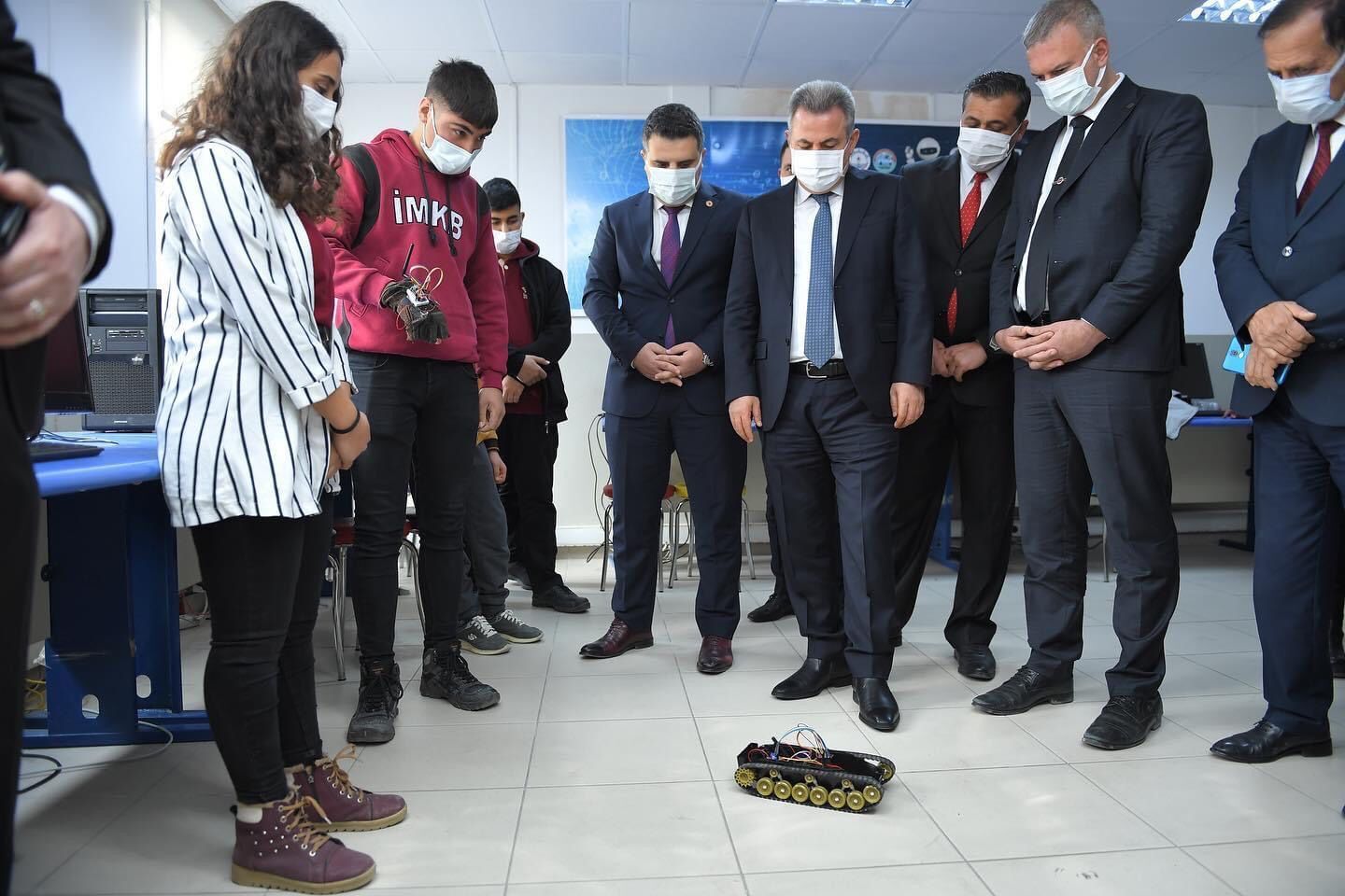 Vali Elban Karataş İlçesinde Robotik Kodlama Sınıflarının Açılışını Yaptı
